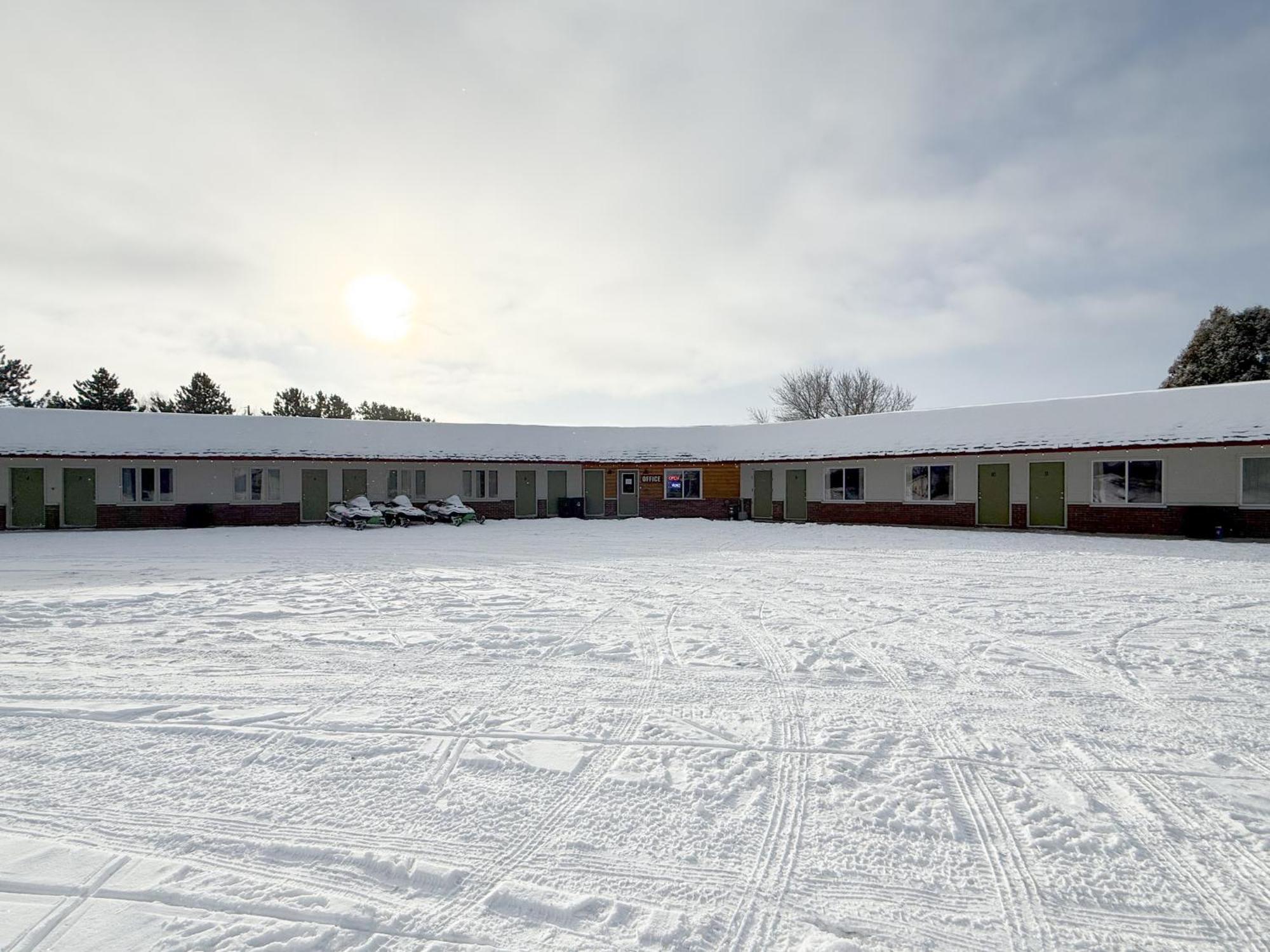 The Trail Inn - Newberry, Mi - Formerly Knollwood Inn - 13467 M-28 ภายนอก รูปภาพ