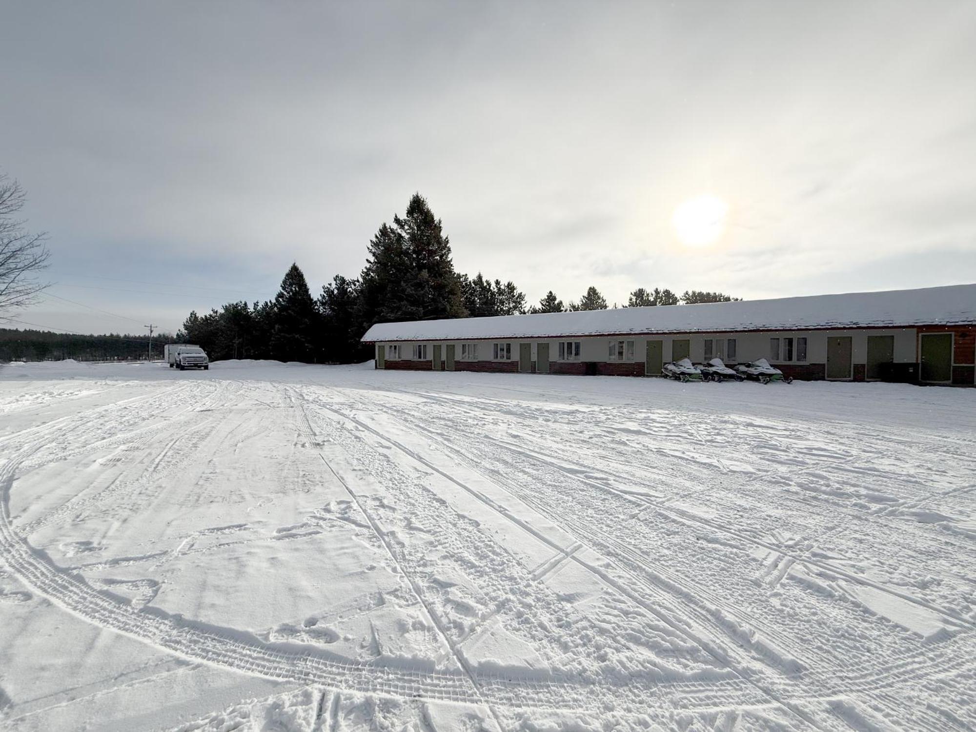 The Trail Inn - Newberry, Mi - Formerly Knollwood Inn - 13467 M-28 ภายนอก รูปภาพ