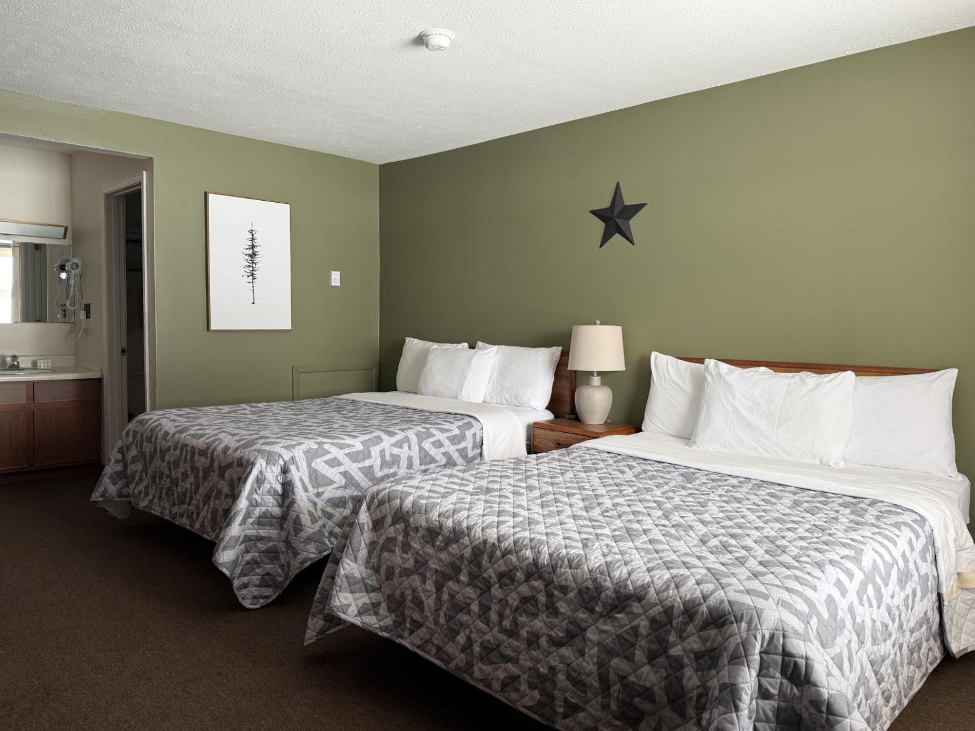 The Trail Inn - Newberry, Mi - Formerly Knollwood Inn - 13467 M-28 ภายนอก รูปภาพ