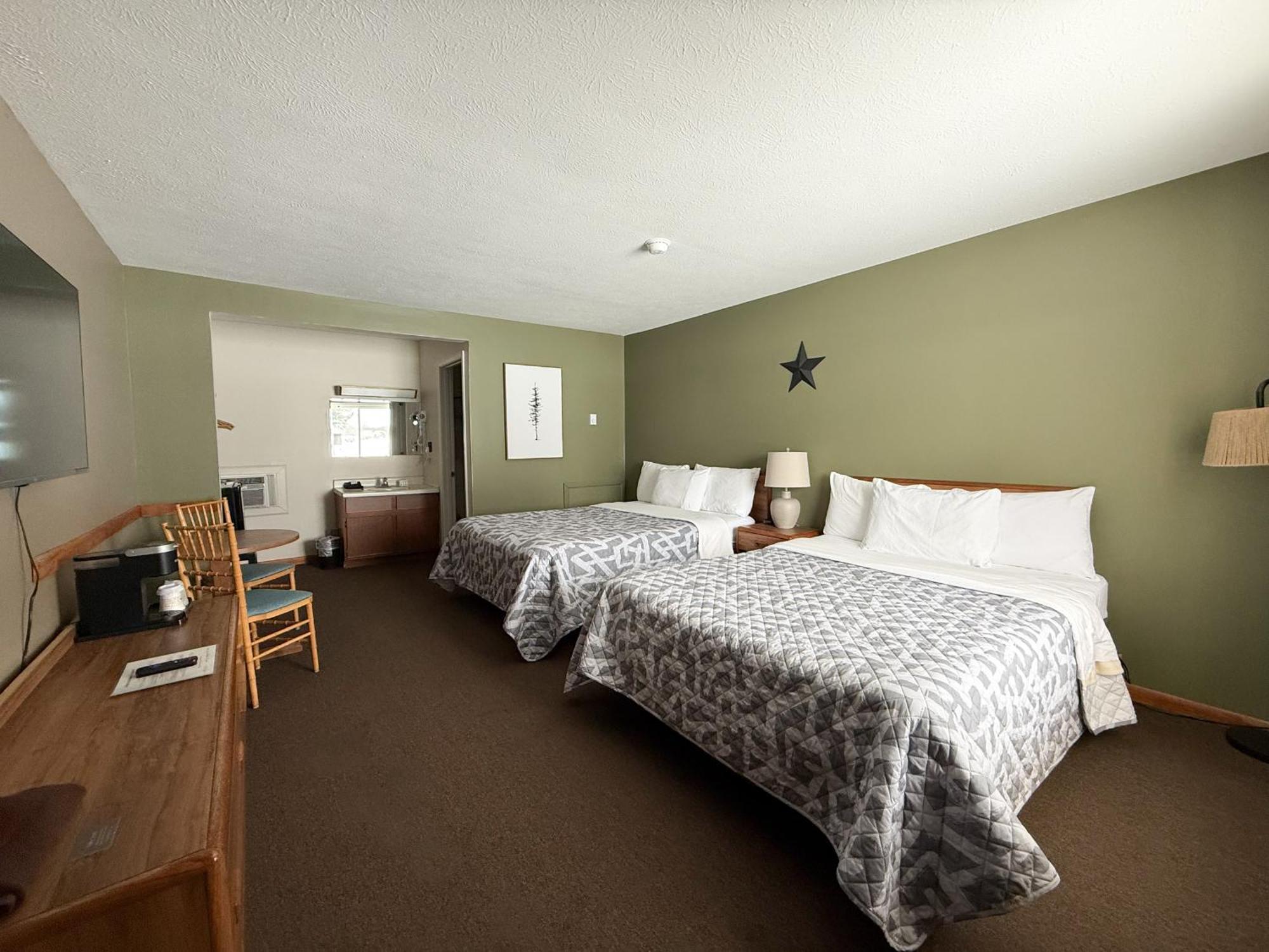 The Trail Inn - Newberry, Mi - Formerly Knollwood Inn - 13467 M-28 ภายนอก รูปภาพ