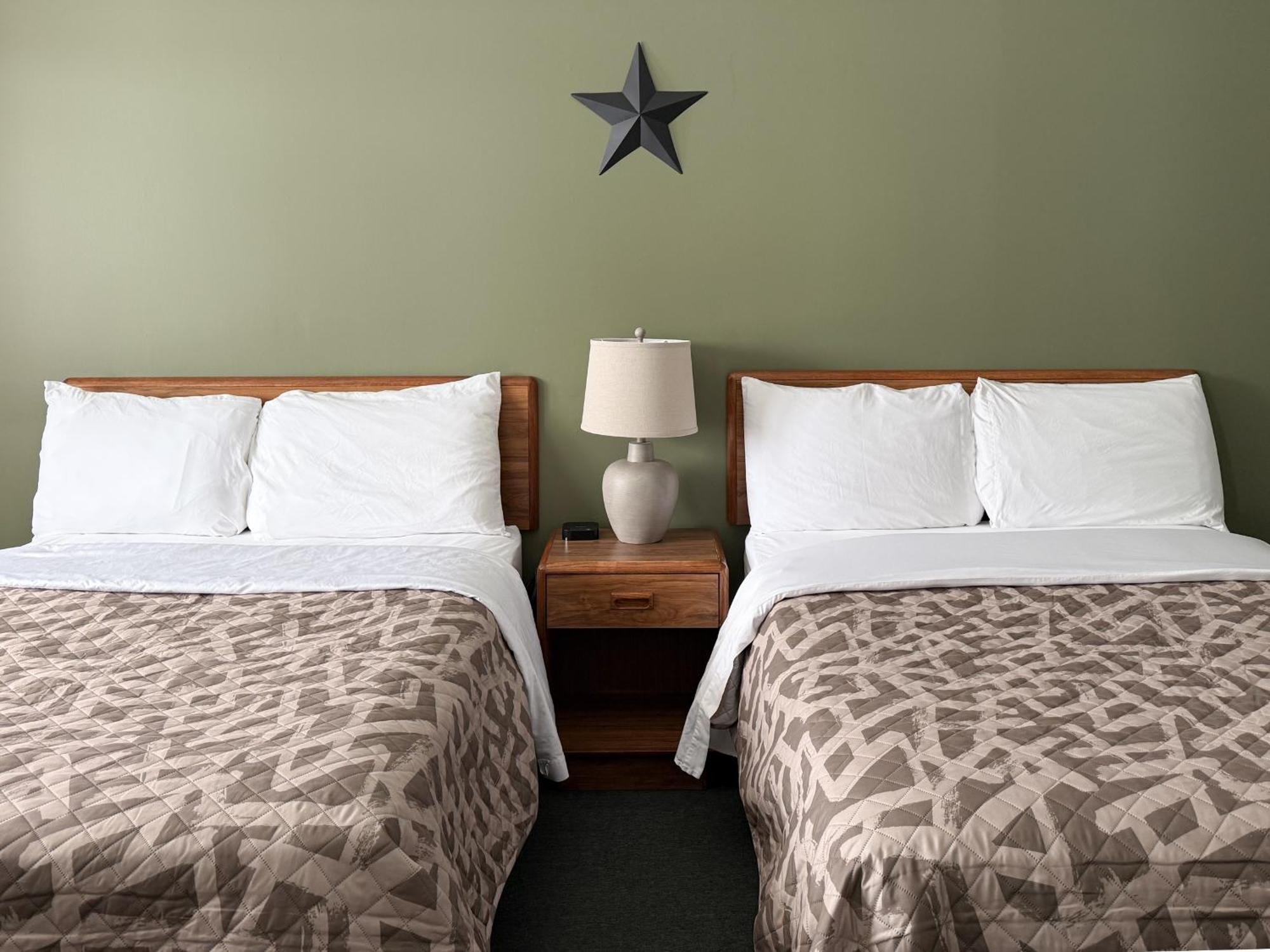 The Trail Inn - Newberry, Mi - Formerly Knollwood Inn - 13467 M-28 ภายนอก รูปภาพ