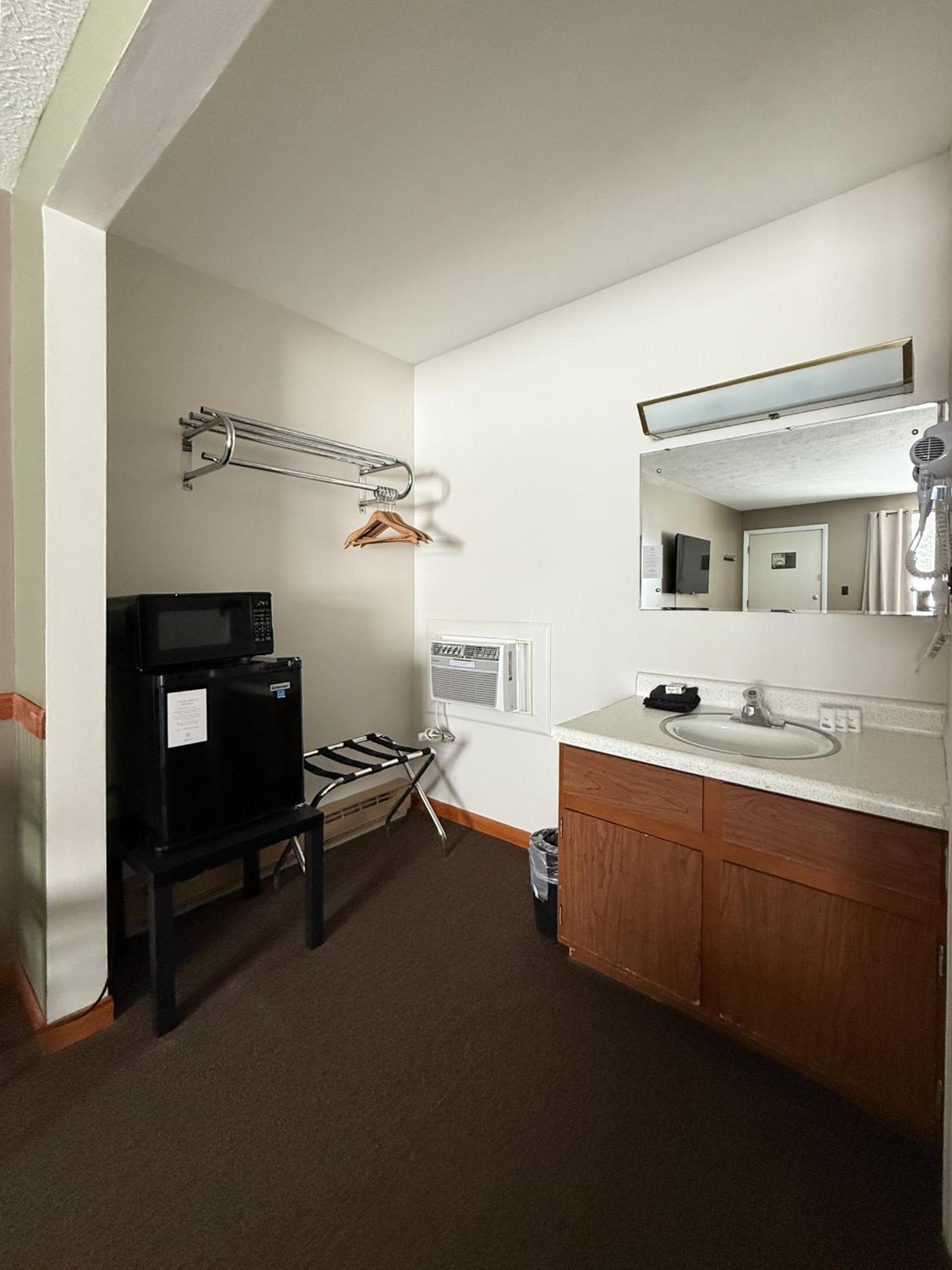 The Trail Inn - Newberry, Mi - Formerly Knollwood Inn - 13467 M-28 ภายนอก รูปภาพ