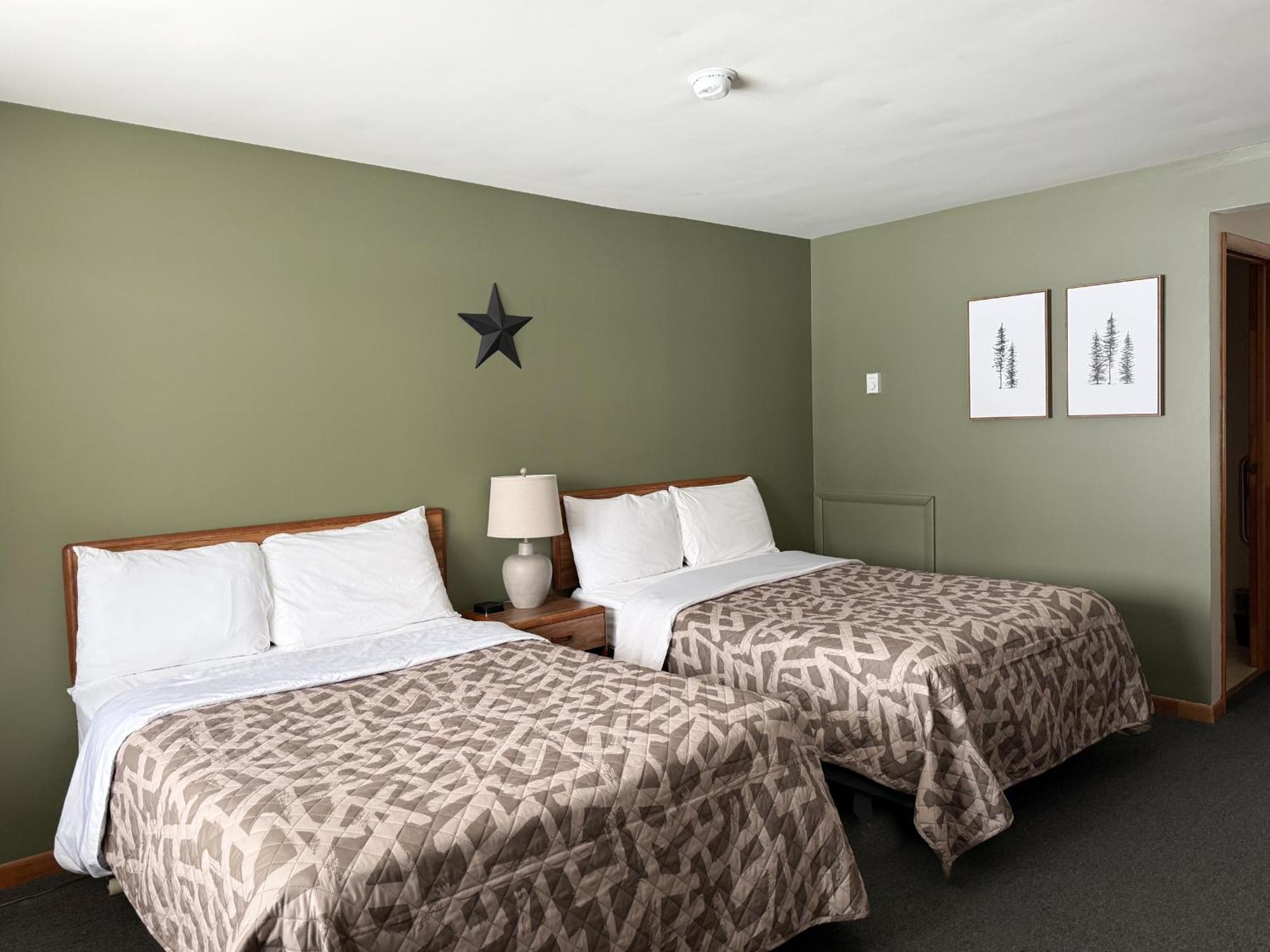 The Trail Inn - Newberry, Mi - Formerly Knollwood Inn - 13467 M-28 ภายนอก รูปภาพ