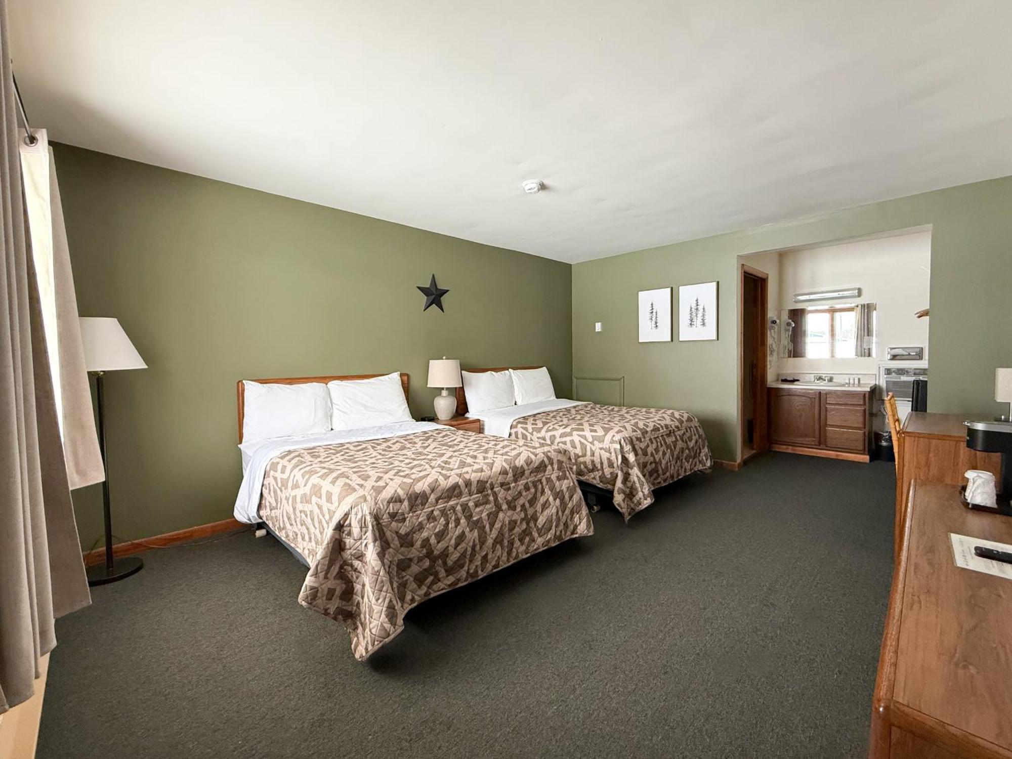 The Trail Inn - Newberry, Mi - Formerly Knollwood Inn - 13467 M-28 ภายนอก รูปภาพ