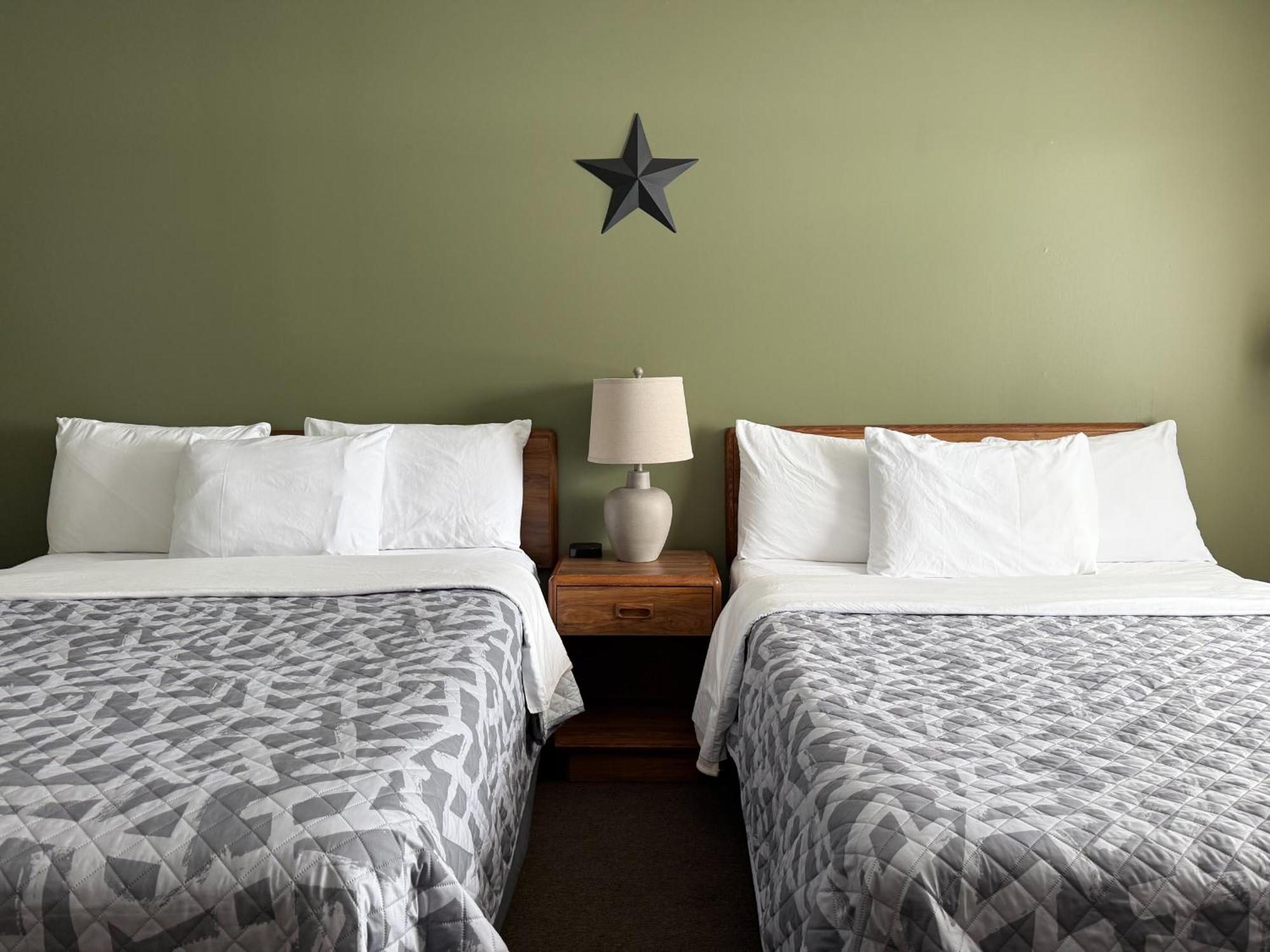 The Trail Inn - Newberry, Mi - Formerly Knollwood Inn - 13467 M-28 ภายนอก รูปภาพ