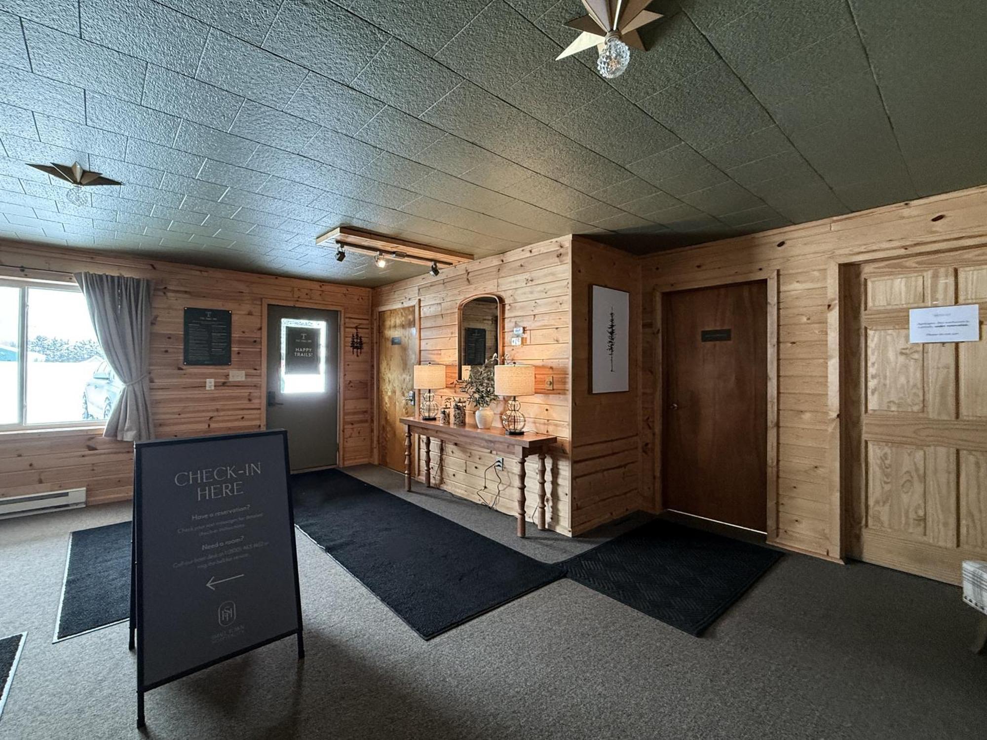 The Trail Inn - Newberry, Mi - Formerly Knollwood Inn - 13467 M-28 ภายนอก รูปภาพ