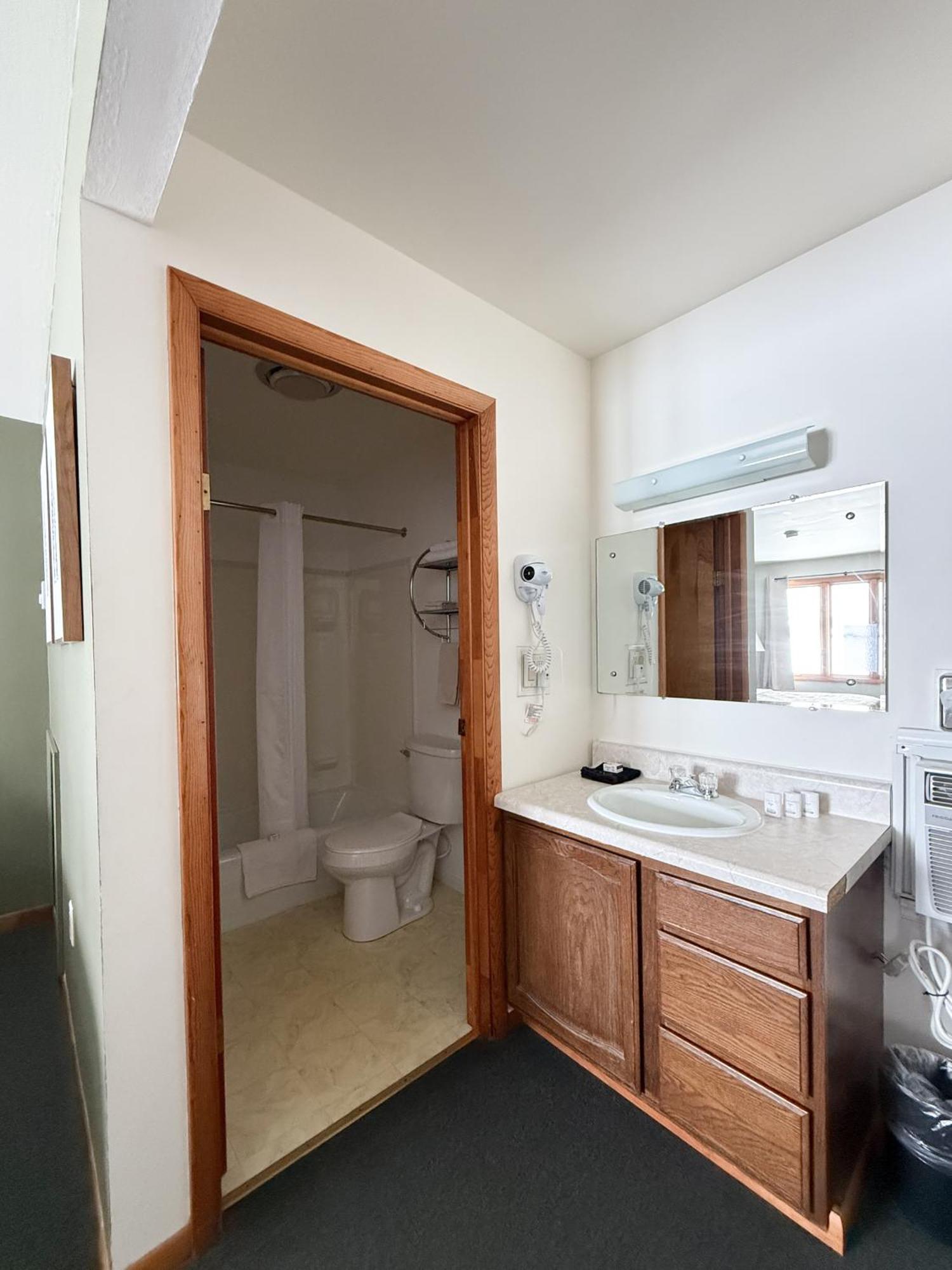 The Trail Inn - Newberry, Mi - Formerly Knollwood Inn - 13467 M-28 ภายนอก รูปภาพ
